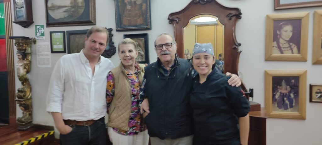 La noche inició con una Calibío 42° , un ron añejado en barricas que contuvieron vino de jerez oloroso, el toque sinigual lo recibe ya que no contiene, sabores , ni olores artificiales, pues se han los mejores toneles del mundo previamente envejecidos en  diferentes tipos de vino de Jerez como lo son Pedro Ximénez, Oloroso o Amontillado.