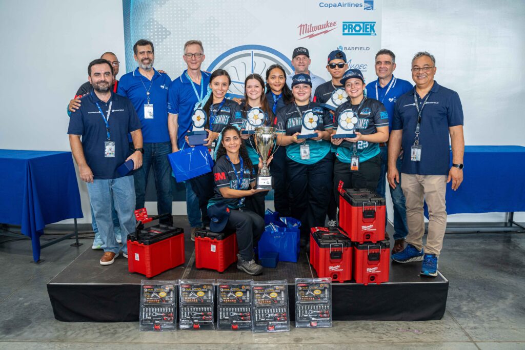 • En el marco del Día del Técnico de Mantenimiento Aeronáutico, la Aerolínea organizó competencias técnicas en su Centro de Mantenimiento ubicado en el Aeropuerto Internacional de Tocumen
• Participaron 60 colaboradores divididos en 14 equipos de cinco personas, incluyendo un equipo conformado exclusivamente por mujeres
• Algunos participantes destacados representarán a la Aerolínea en una competencia internacional en Orlando, Estados Unidos