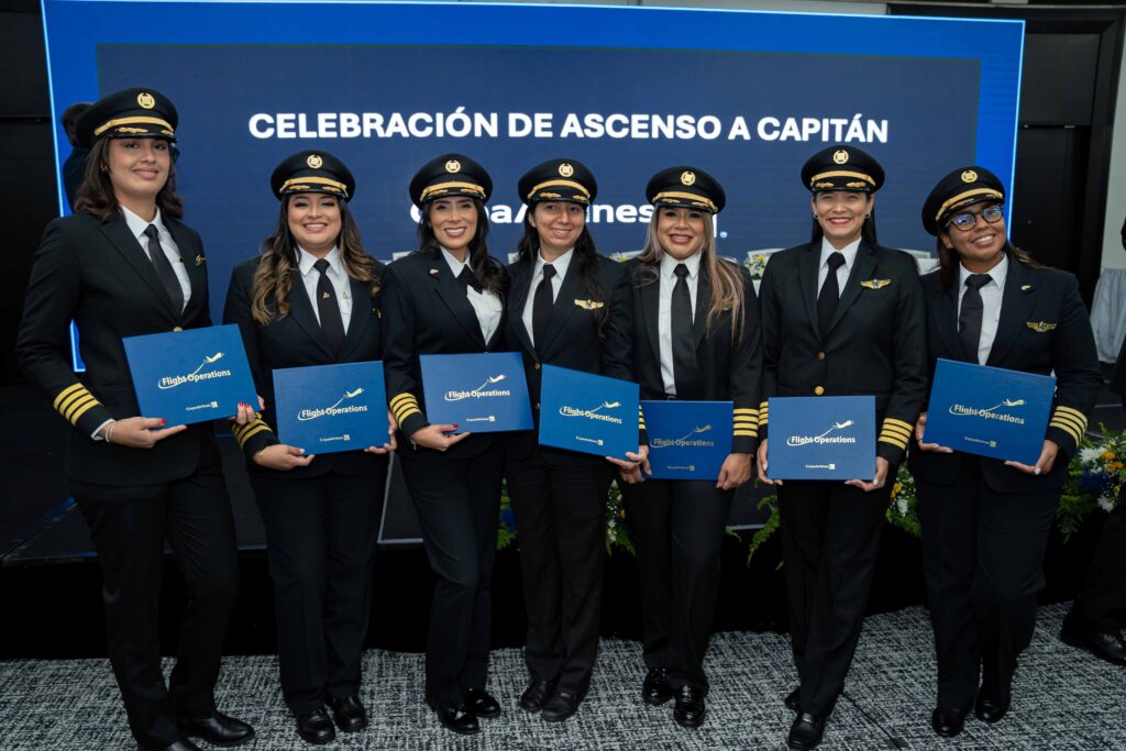 •	12 de los nuevos capitanes son egresados de la ALAS, la Academia de Pilotos Copa Airlines, lo que refleja el impacto del modelo de formación técnica impulsado por la Aerolínea

•	El 15% de los pilotos ascendidos son mujeres, en una plantilla donde ellas representan el 12% del total, uno de los porcentajes más altos de la industria
