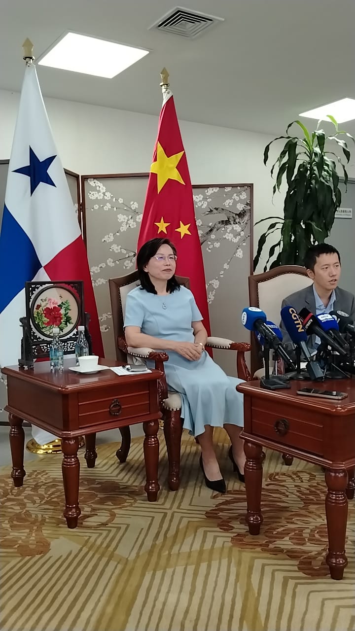 Embajadora de La República Popular China en Panamá, Xu Xueyuan, se despide de la prensa con un conversatorio muy ameno.